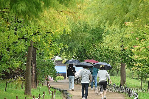 개천절인 지난 3일 오후 시민들이 비가 내리는 대전 서구 한밭수목원에서 산책을 즐기고 있다. [대전=연합뉴스]